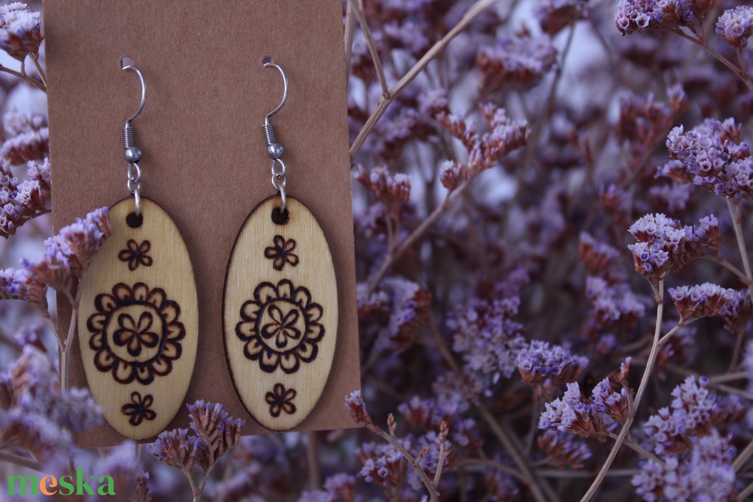 Ovális fából készült fülbevaló 1# - ékszer - fülbevaló - lógó fülbevaló - Meska.hu