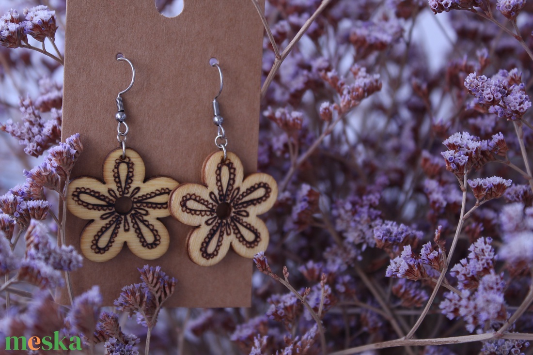 Virágom fából készült fülbevaló 3# - ékszer - fülbevaló - lógó fülbevaló - Meska.hu