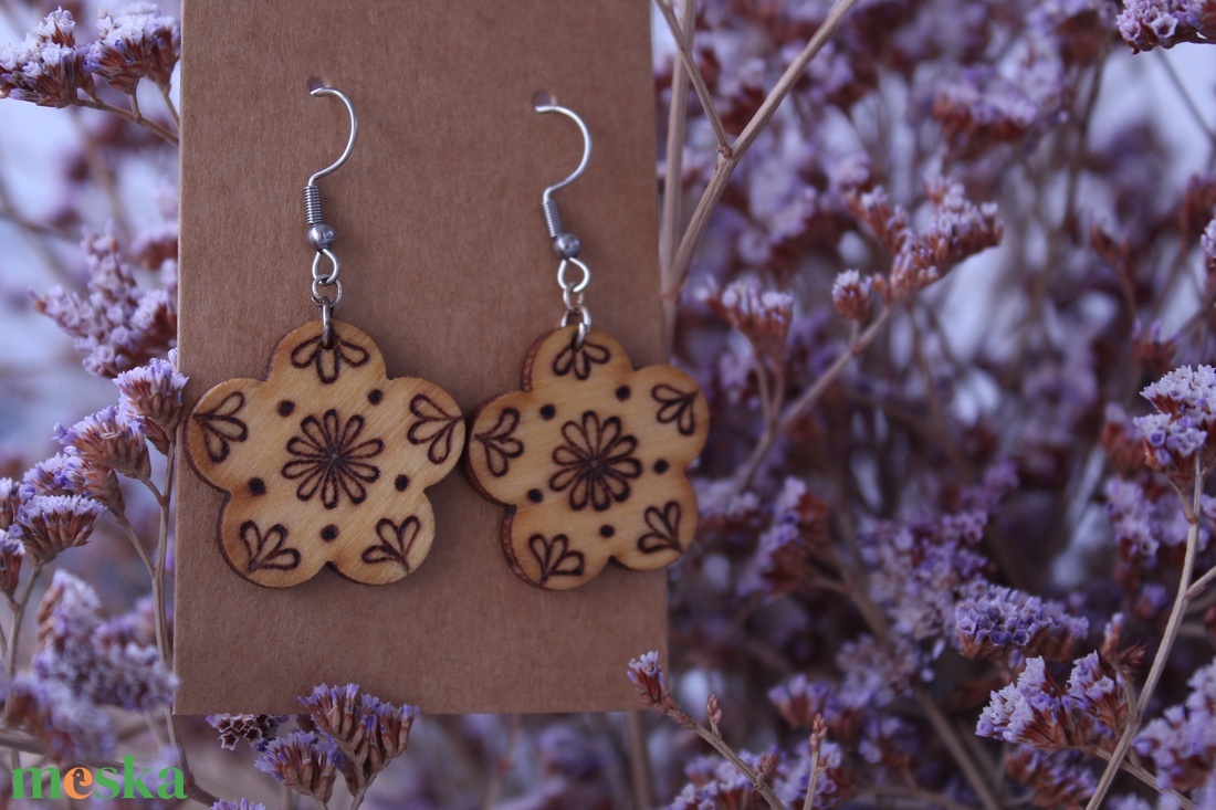 Virágom fából készült fülbevaló 2# - ékszer - fülbevaló - lógó fülbevaló - Meska.hu