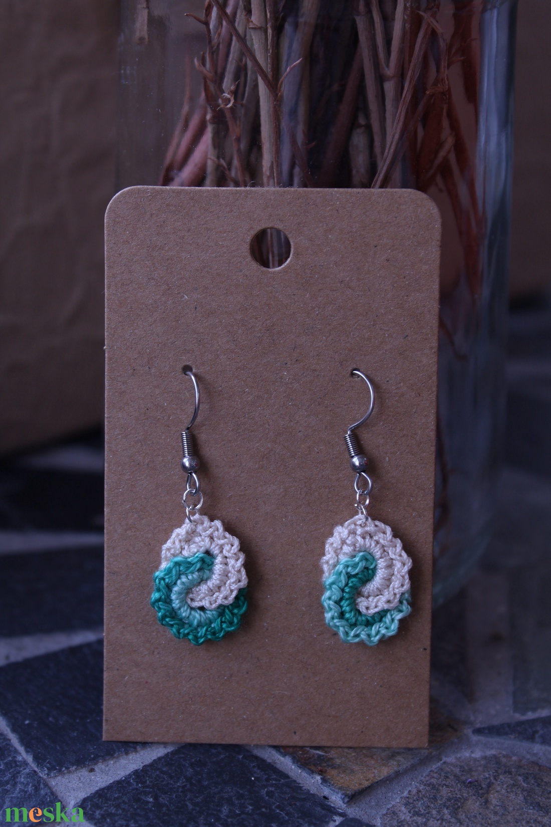 Áramló horgolt fülbevaló (bézs-türkizzöld színátmenetes) - ékszer - fülbevaló - lógó fülbevaló - Meska.hu
