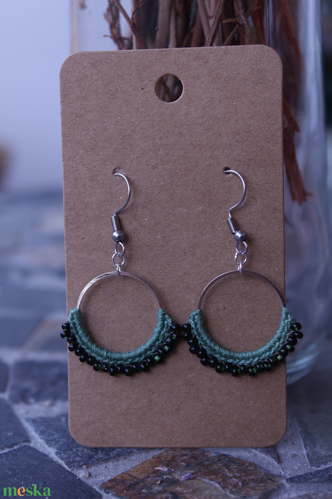 Gyöngyöző horgolt fülbevaló (zöld) - ékszer - fülbevaló - lógós kerek fülbevaló - Meska.hu