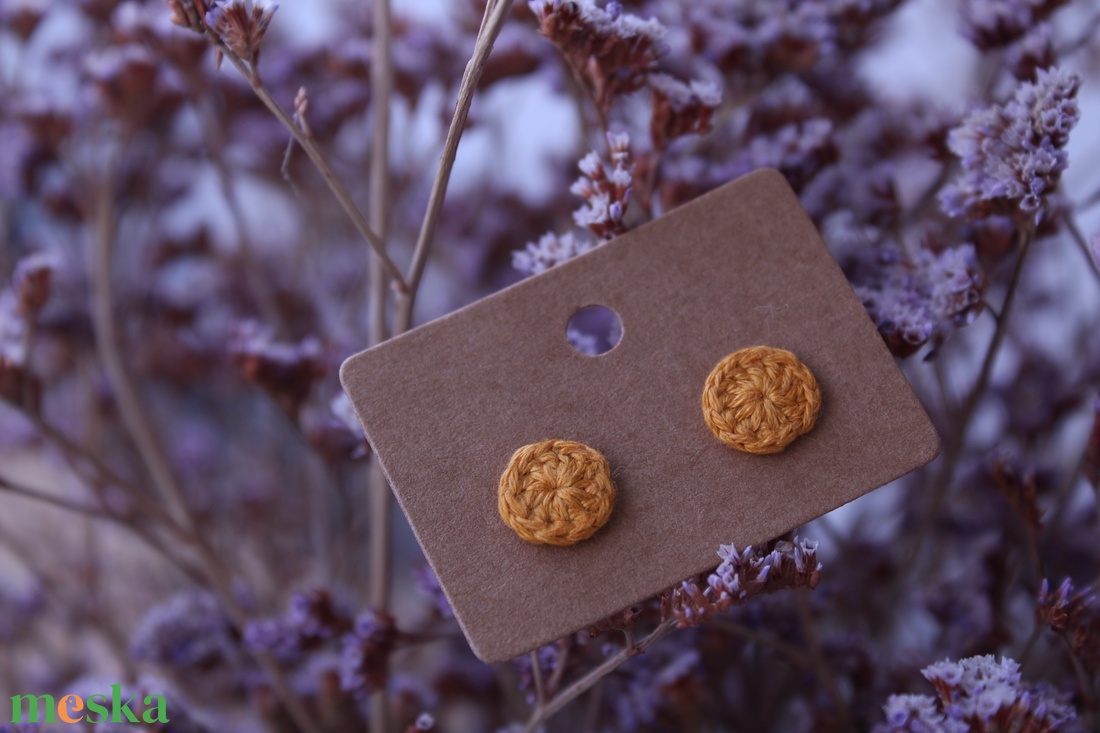 Pötty horgolt fülbevaló (okkersárga) - ékszer - fülbevaló - pötty fülbevaló - Meska.hu