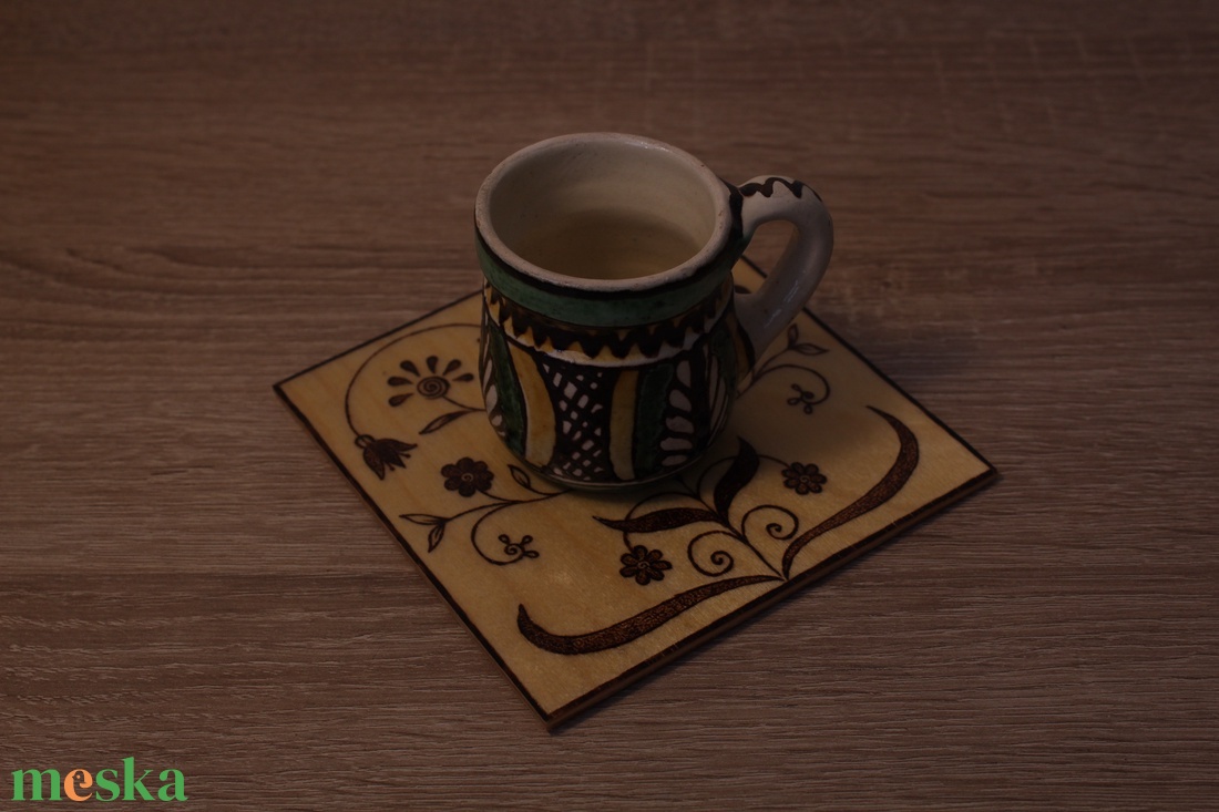 Fa alátét, növényi ornamentikával díszítve 1# - otthon & életmód - konyhafelszerelés, tálalás - sütés, főzés - edényalátét - Meska.hu