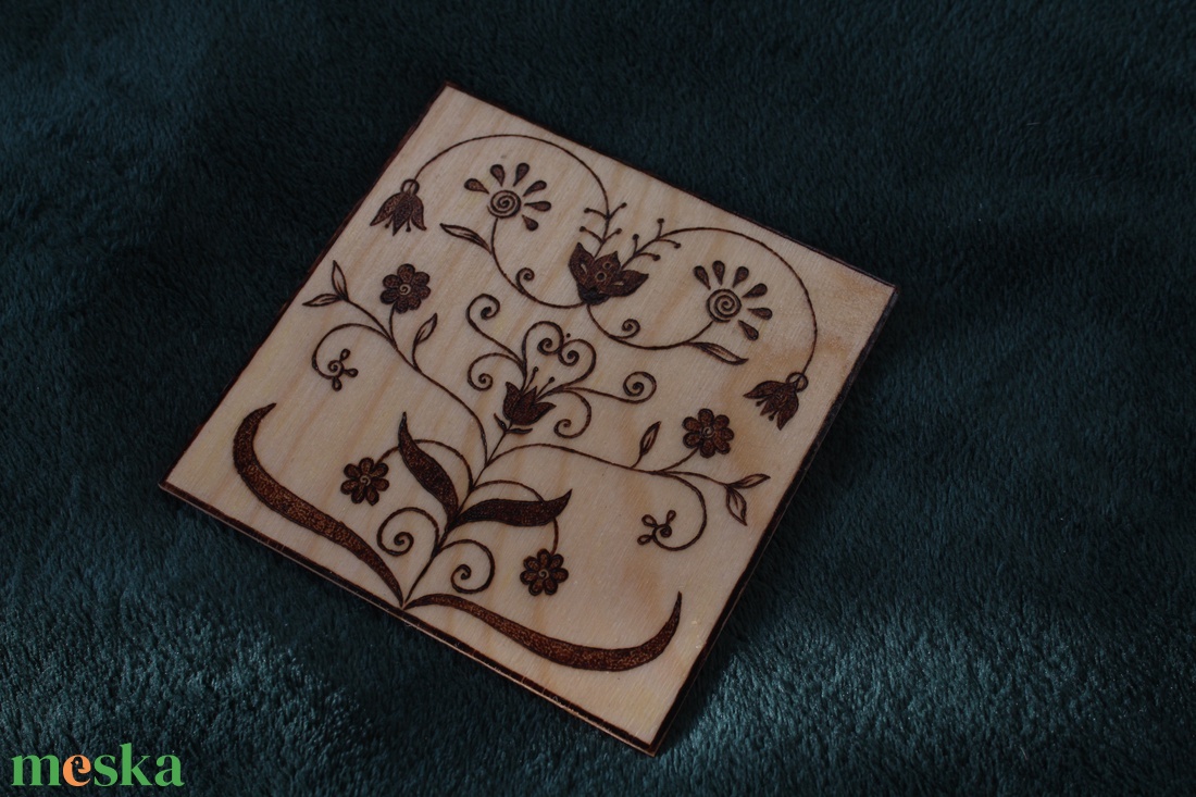 Fa alátét, növényi ornamentikával díszítve 1# - otthon & életmód - konyhafelszerelés, tálalás - sütés, főzés - edényalátét - Meska.hu