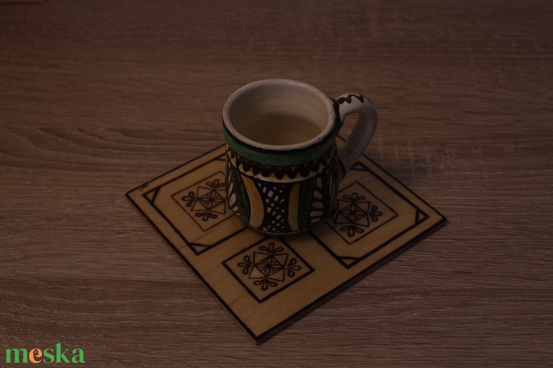Fa alátét, növényi ornamentikával díszítve 2# - otthon & életmód - konyhafelszerelés, tálalás - tálalás - tányér- és poháralátét - Meska.hu