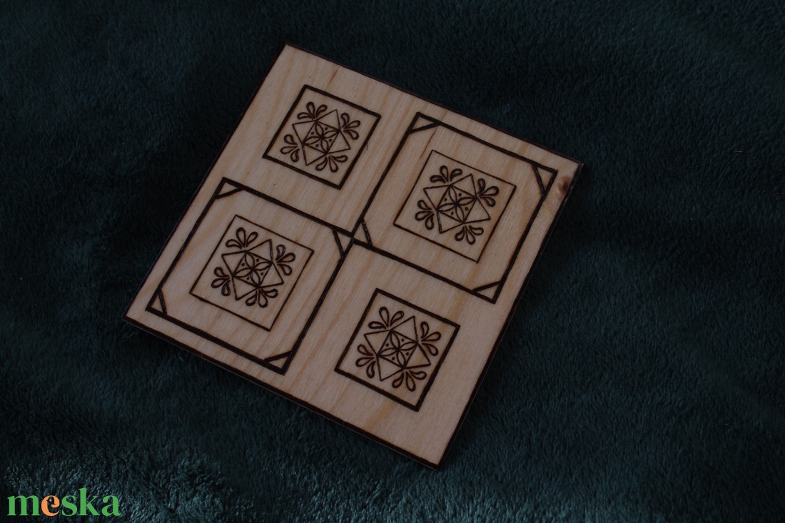 Fa alátét, növényi ornamentikával díszítve 2# - otthon & életmód - konyhafelszerelés, tálalás - tálalás - tányér- és poháralátét - Meska.hu