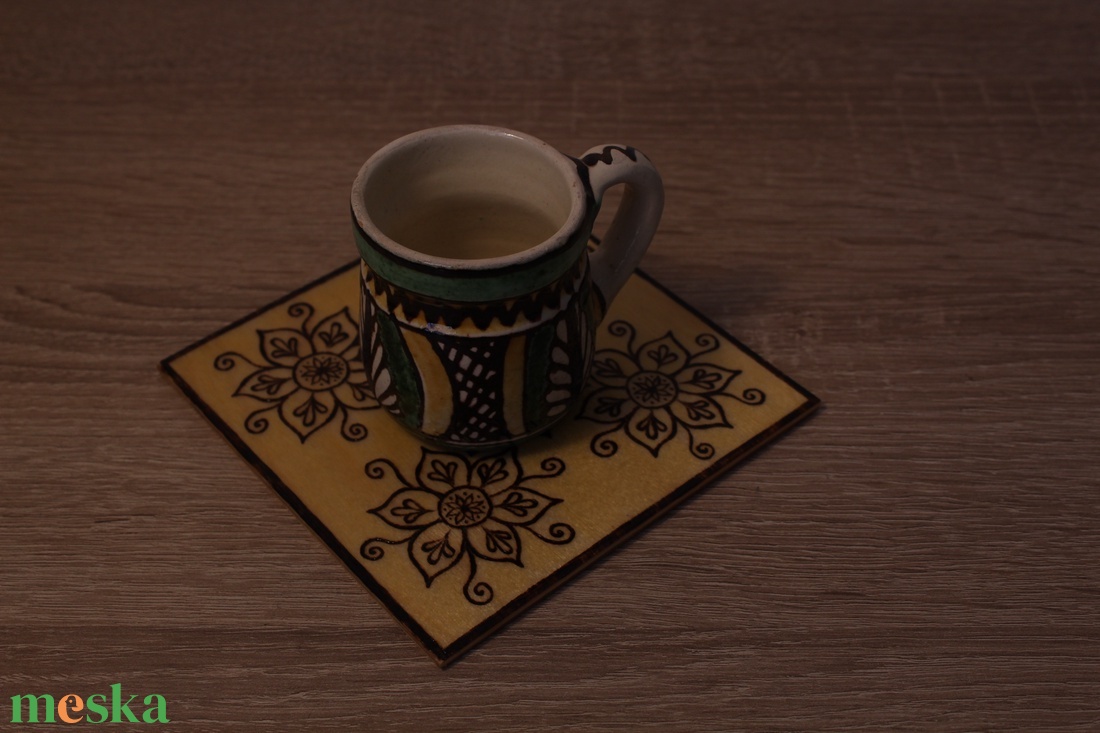 Fa alátét, növényi ornamentikával díszítve 3# - otthon & életmód - konyhafelszerelés, tálalás - tálalás - tányér- és poháralátét - Meska.hu