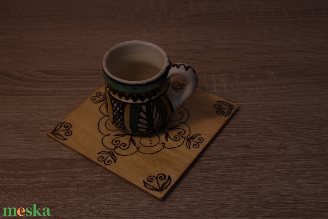 Fa alátét, növényi ornamentikával díszítve 4# - otthon & életmód - konyhafelszerelés, tálalás - tálalás - tányér- és poháralátét - Meska.hu