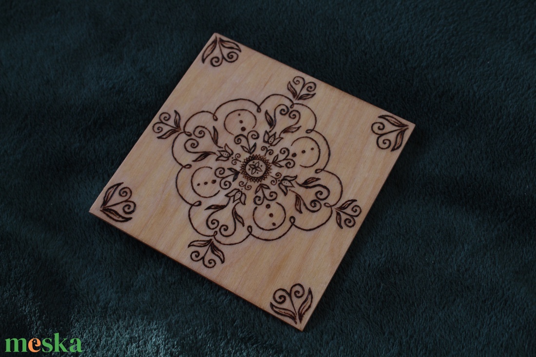 Fa alátét, növényi ornamentikával díszítve 4# - otthon & életmód - konyhafelszerelés, tálalás - tálalás - tányér- és poháralátét - Meska.hu
