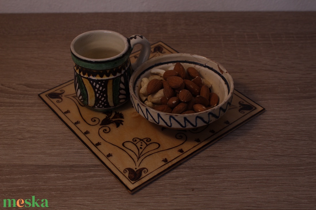 Fa alátét, növényi ornamentikával díszítve 5# - otthon & életmód - konyhafelszerelés, tálalás - tálalás - tányér- és poháralátét - Meska.hu