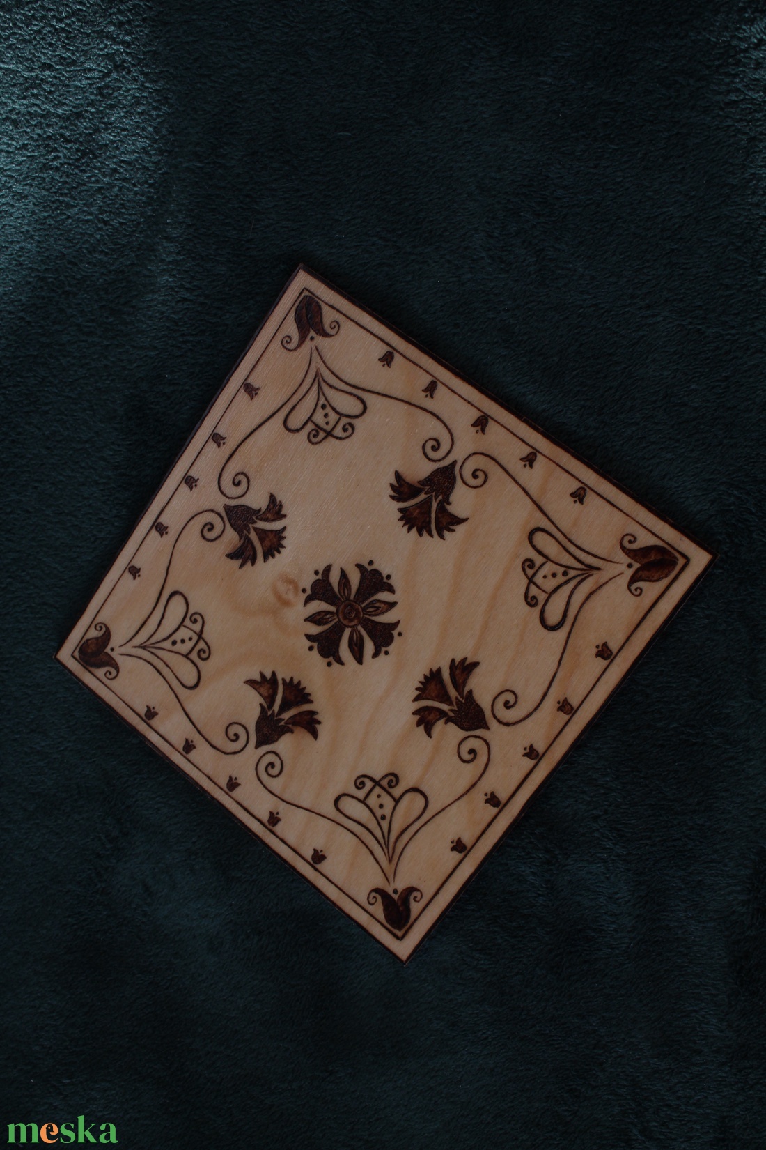 Fa alátét, növényi ornamentikával díszítve 5# - otthon & életmód - konyhafelszerelés, tálalás - tálalás - tányér- és poháralátét - Meska.hu