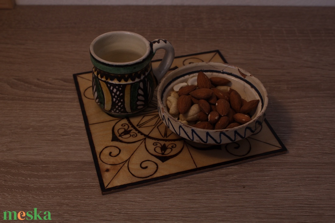 Fa alátét, növényi ornamentikával díszítve 6# - otthon & életmód - konyhafelszerelés, tálalás - tálalás - tányér- és poháralátét - Meska.hu