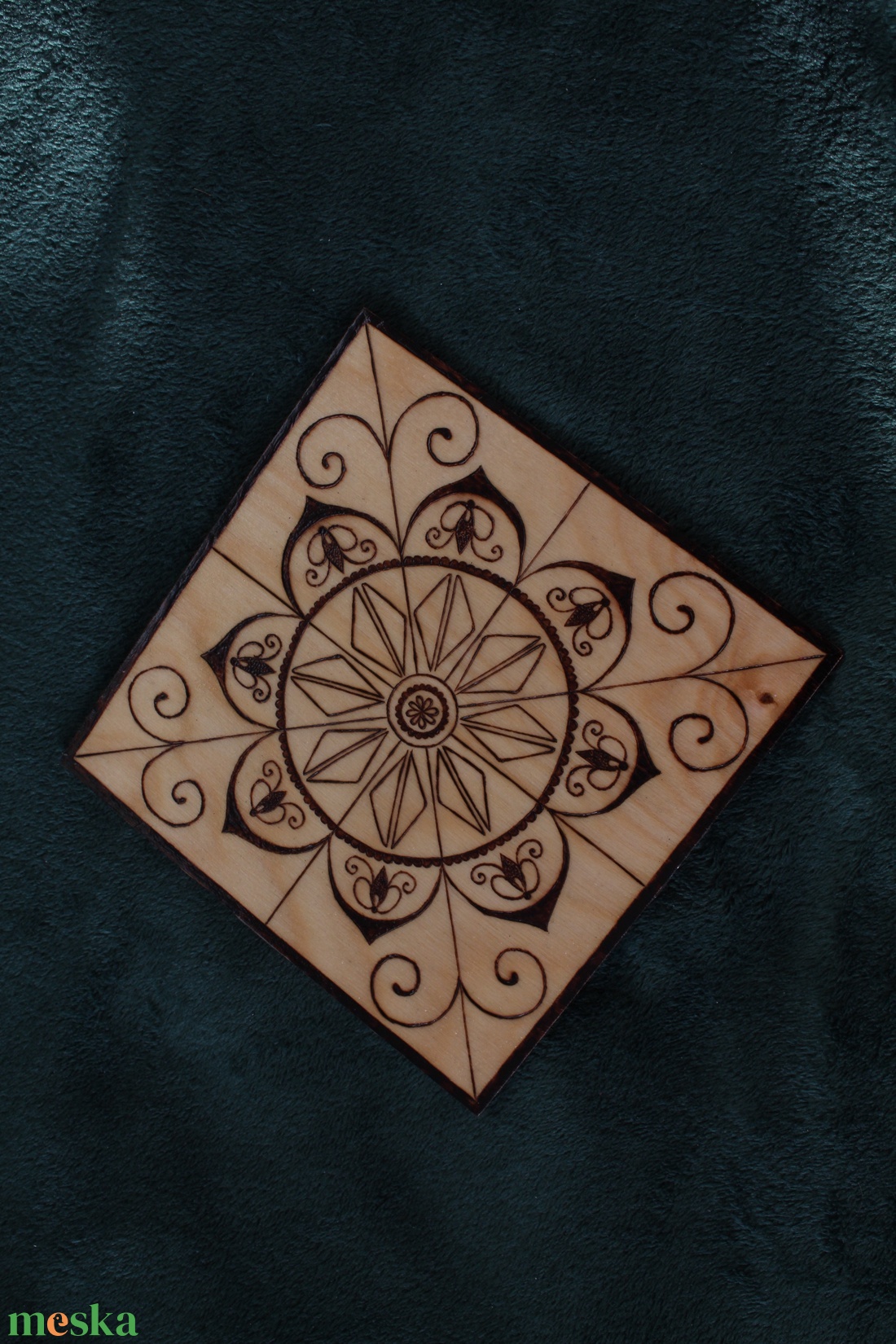 Fa alátét, növényi ornamentikával díszítve 6# - otthon & életmód - konyhafelszerelés, tálalás - tálalás - tányér- és poháralátét - Meska.hu