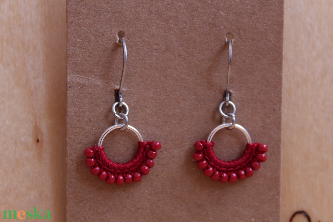 Mini gyöngyöző horgolt fülbevaló (piros) - ékszer - fülbevaló - lógó fülbevaló - Meska.hu