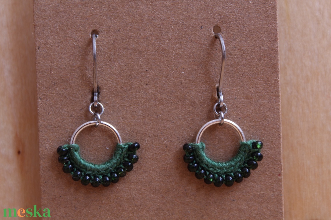 Mini gyöngyöző horgolt fülbevaló (zöld) - ékszer - fülbevaló - lógó fülbevaló - Meska.hu