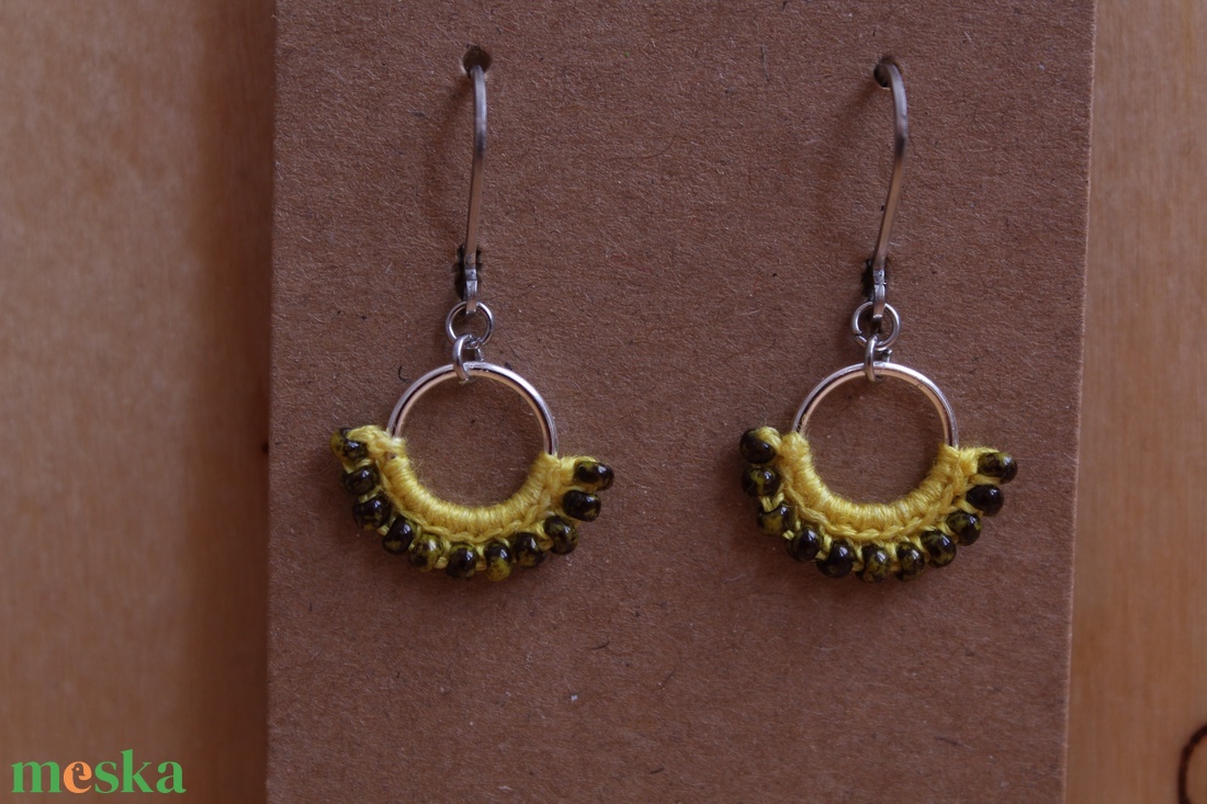 Mini gyöngyöző horgolt fülbevaló (sárga) - ékszer - fülbevaló - lógó fülbevaló - Meska.hu