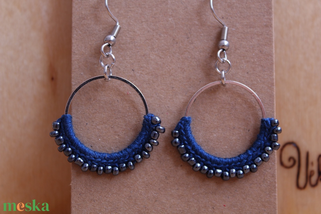 Gyöngyöző horgolt fülbevaló (kék) - ékszer - fülbevaló - lógó fülbevaló - Meska.hu