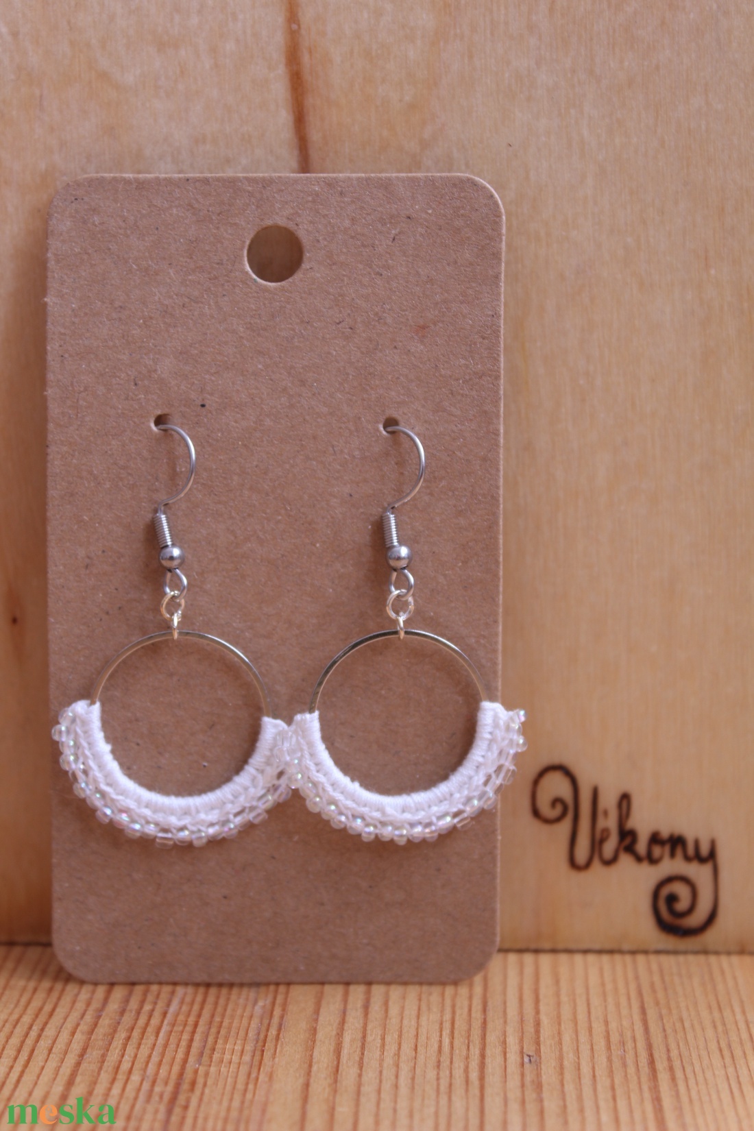 Gyöngyöző horgolt fülbevaló (fehér) - ékszer - fülbevaló - lógó fülbevaló - Meska.hu