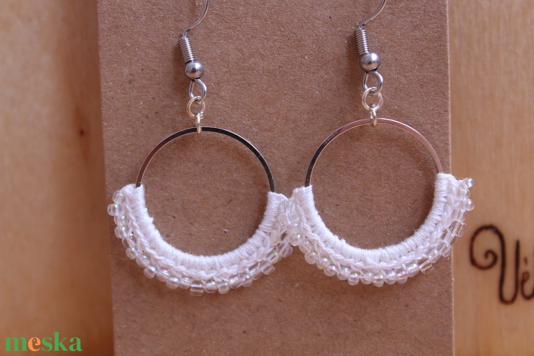 Gyöngyöző horgolt fülbevaló (fehér) - ékszer - fülbevaló - lógó fülbevaló - Meska.hu