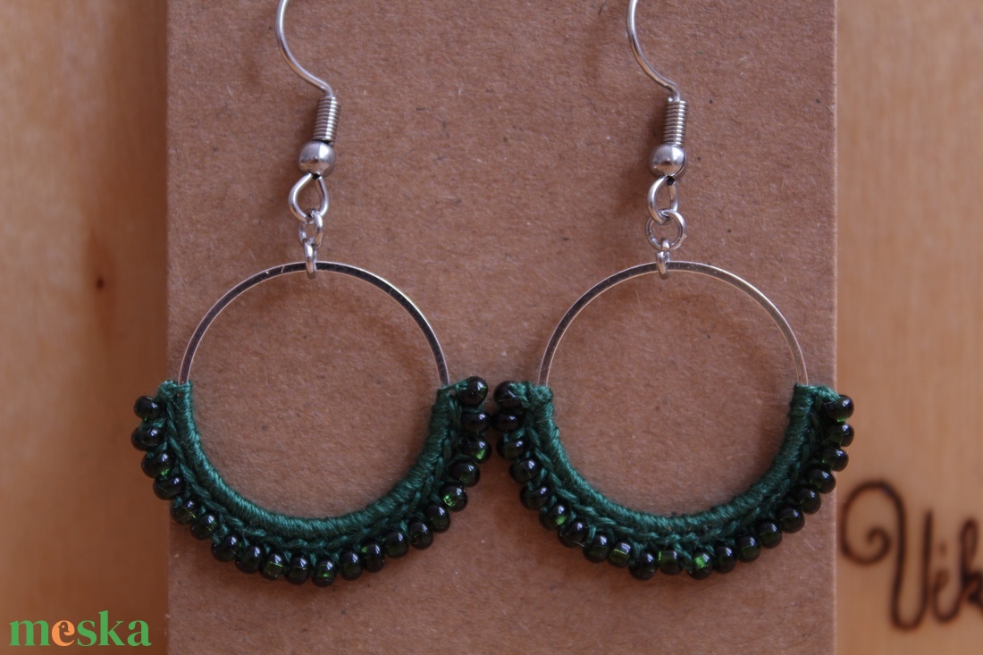 Gyöngyöző horgolt fülbevaló (zöld) - ékszer - fülbevaló - lógó fülbevaló - Meska.hu