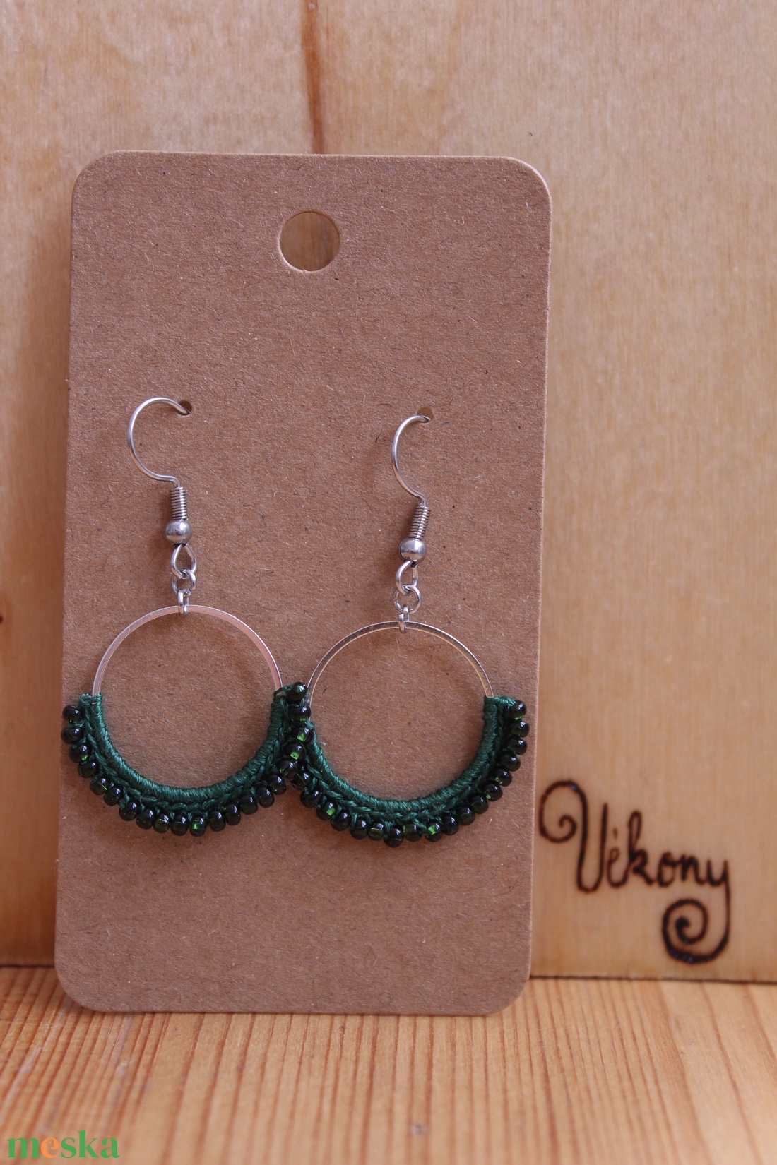 Gyöngyöző horgolt fülbevaló (zöld) - ékszer - fülbevaló - lógó fülbevaló - Meska.hu