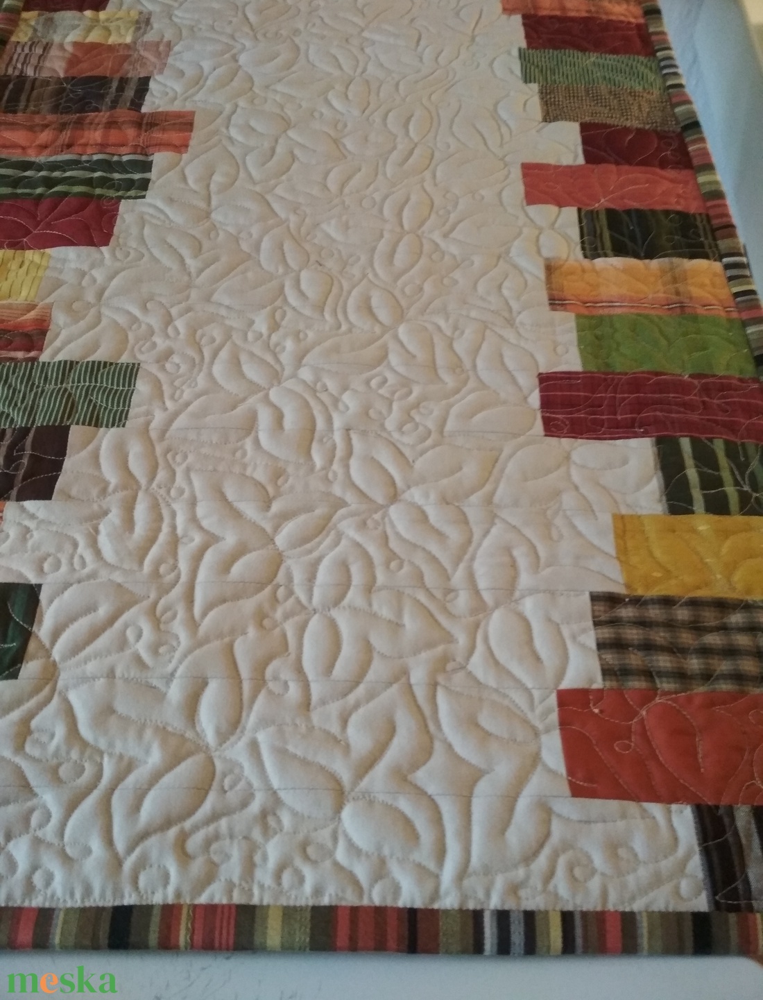 Nagy méretű quilt meleg színekkel, levél mintával - otthon & életmód - dekoráció - asztal és polc dekoráció - asztaldísz - Meska.hu Nagy méretű quilt meleg színekkel, levél mintával - otthon & életmód - dekoráció - asztal és polc dekoráció - asztaldísz - Meska.hu