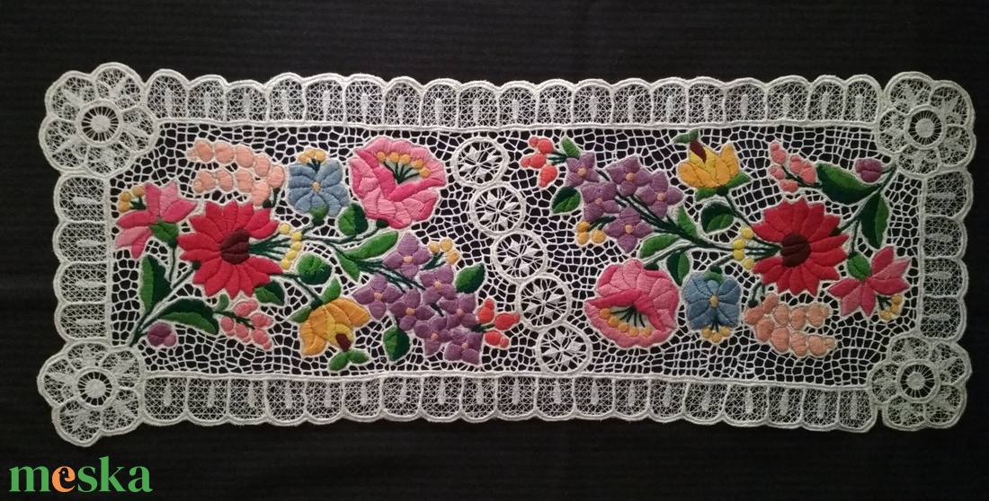 Riseliő hímzett dísztárgy kalocsai virágokkal - otthon & életmód - dekoráció - asztal és polc dekoráció - horgolt & csipketerítő - Meska.hu Riseliő hímzett dísztárgy kalocsai virágokkal - otthon & életmód - dekoráció - asztal és polc dekoráció - horgolt & csipketerítő - Meska.hu