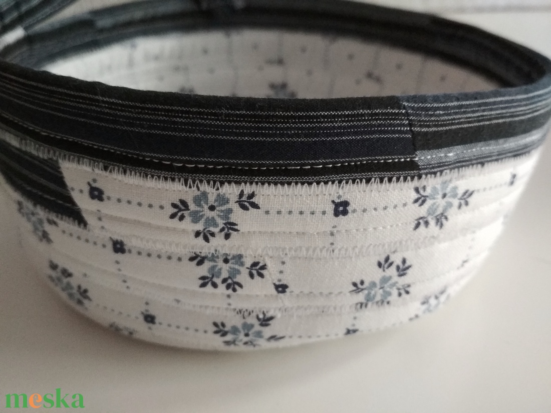 Textil tároló, farmerkék-fehér - otthon & életmód - tárolás & rendszerezés - tárolókosár - Meska.hu