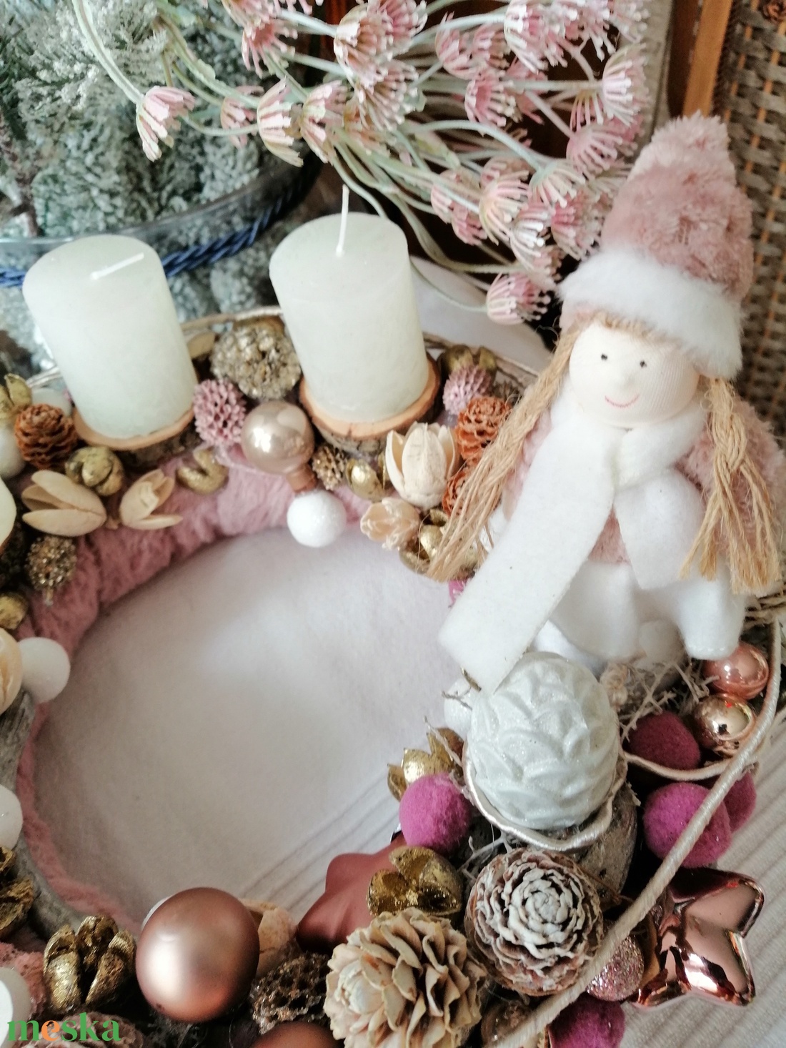 Adventi koszorú pasztell rózsaszín színekkel,kislánnyal - karácsony - adventi díszek - adventi asztaldísz - Meska.hu