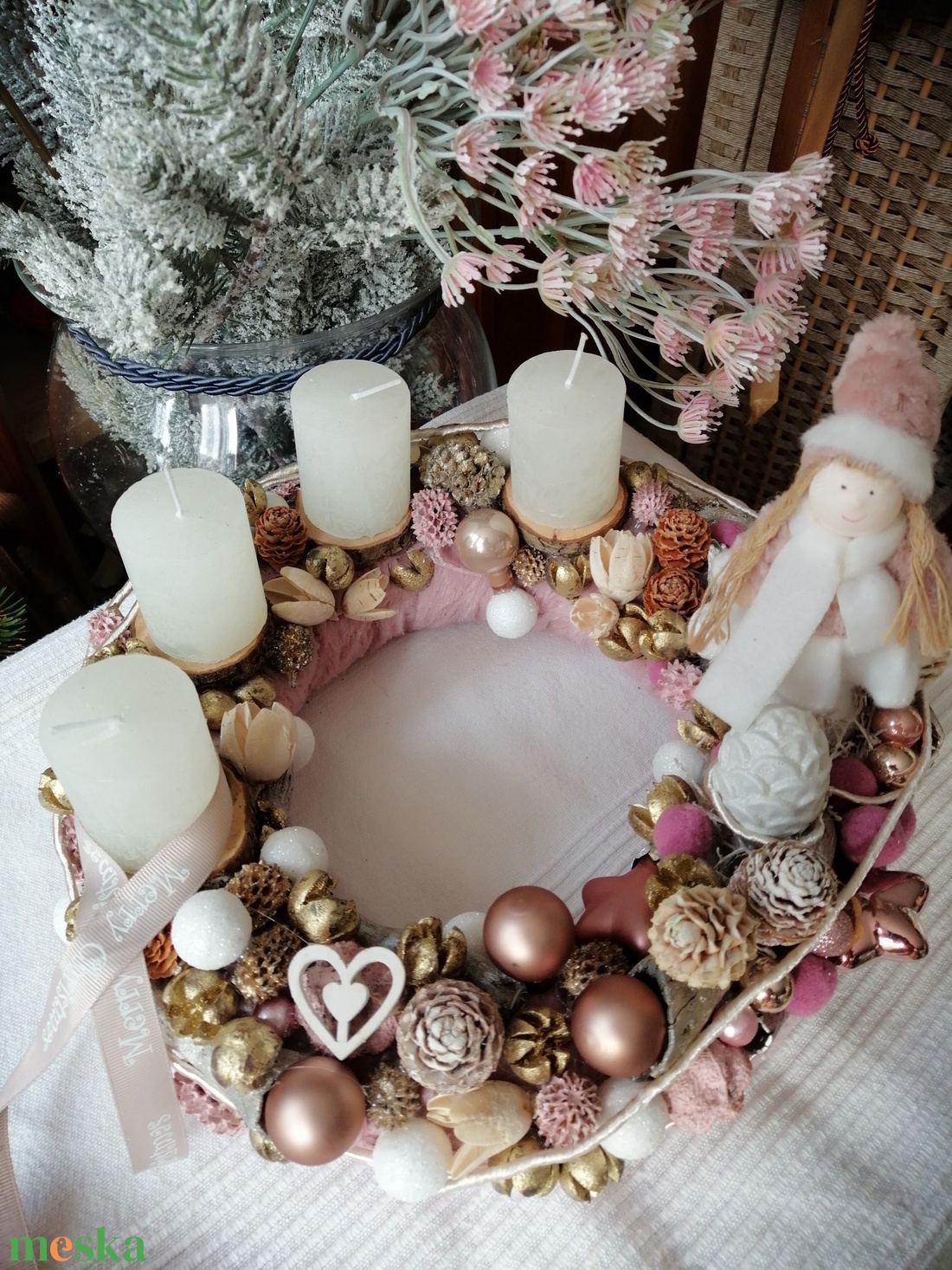 Adventi koszorú pasztell rózsaszín színekkel,kislánnyal - karácsony - adventi díszek - adventi asztaldísz - Meska.hu