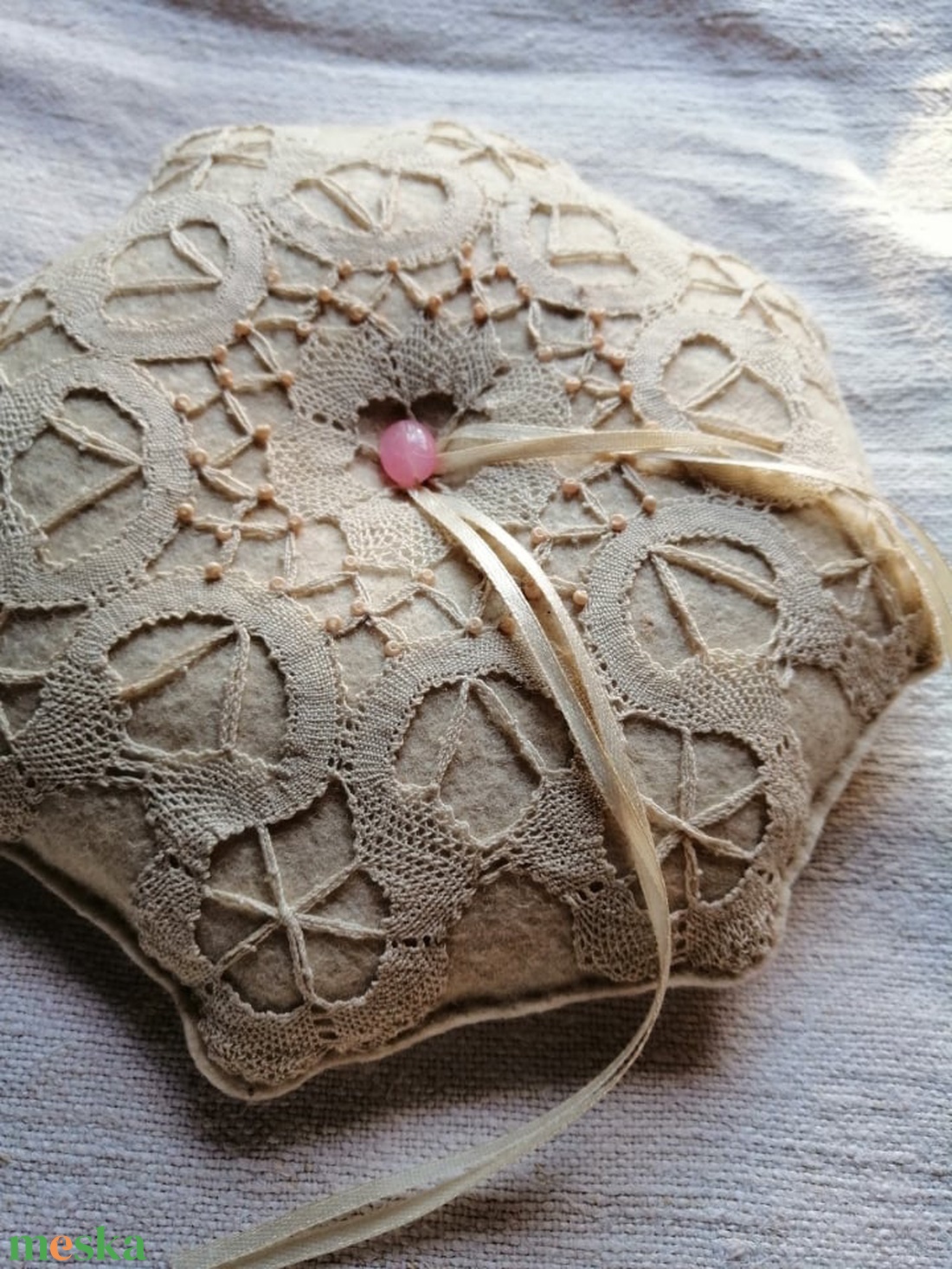 Csipkés gyűrűpárna vintage esküvőre - esküvő - kiegészítők - gyűrűtartó & gyűrűpárna - Meska.hu Csipkés gyűrűpárna vintage esküvőre - esküvő - kiegészítők - gyűrűtartó & gyűrűpárna - Meska.hu