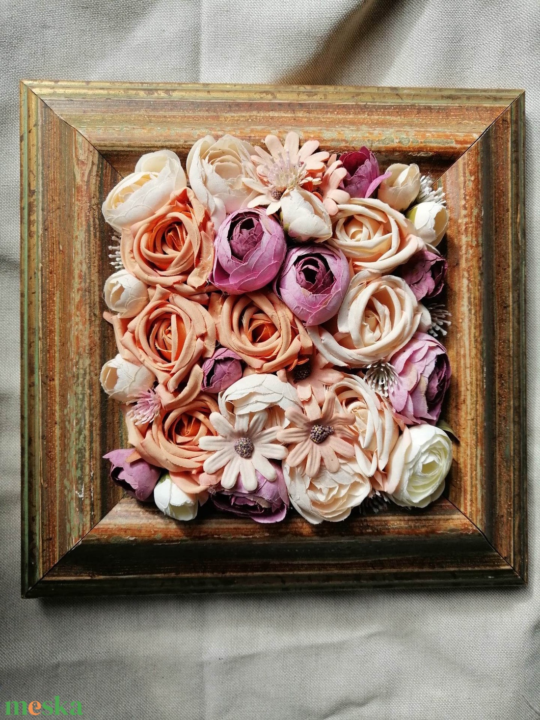 Selyemvirágos dekoráció antikolt képkeretben - otthon & életmód - dekoráció - fali és függő dekoráció - függődísz - Meska.hu