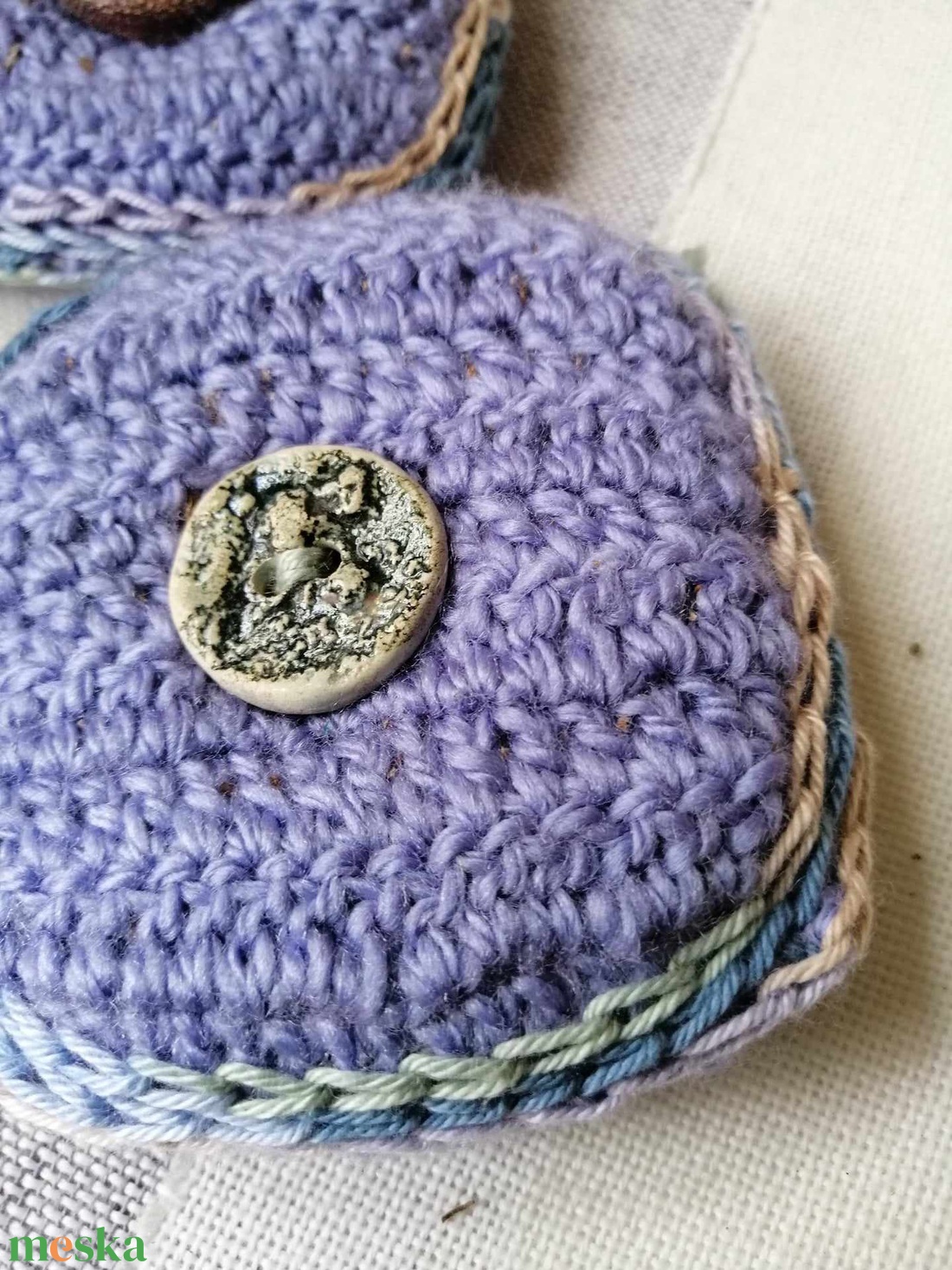 Horgolt levendula párna raku kerámia gombbal - otthon & életmód - gyertya, illat, aroma - illatzsák - Meska.hu