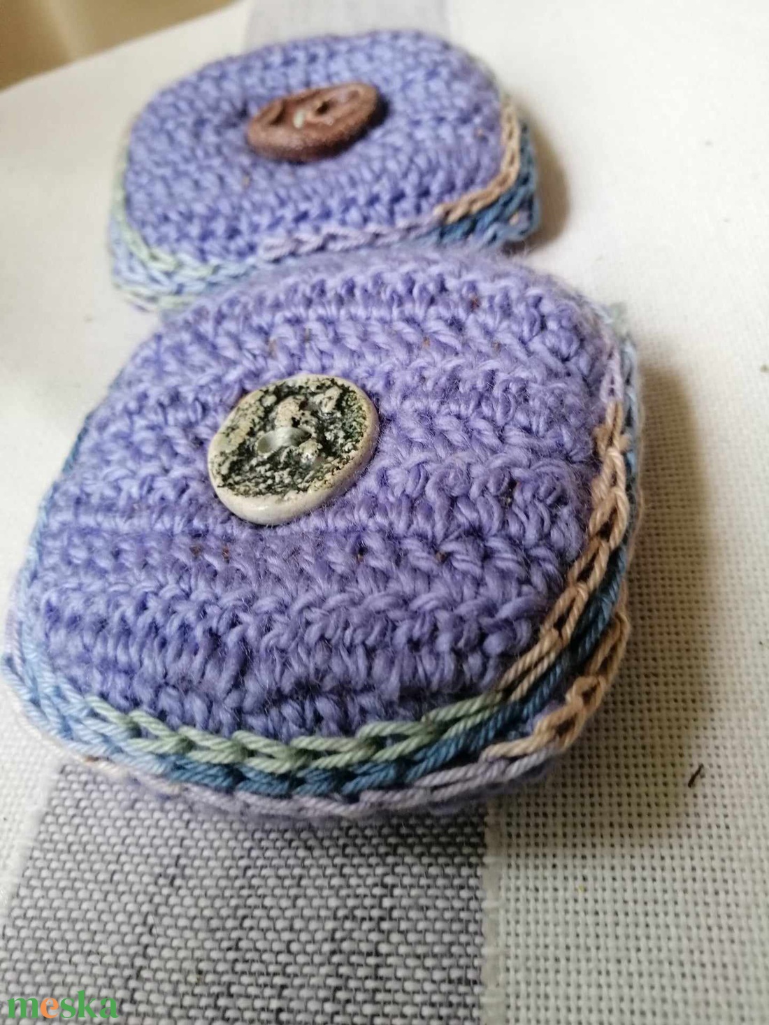 Horgolt levendula párna raku kerámia gombbal - otthon & életmód - gyertya, illat, aroma - illatzsák - Meska.hu