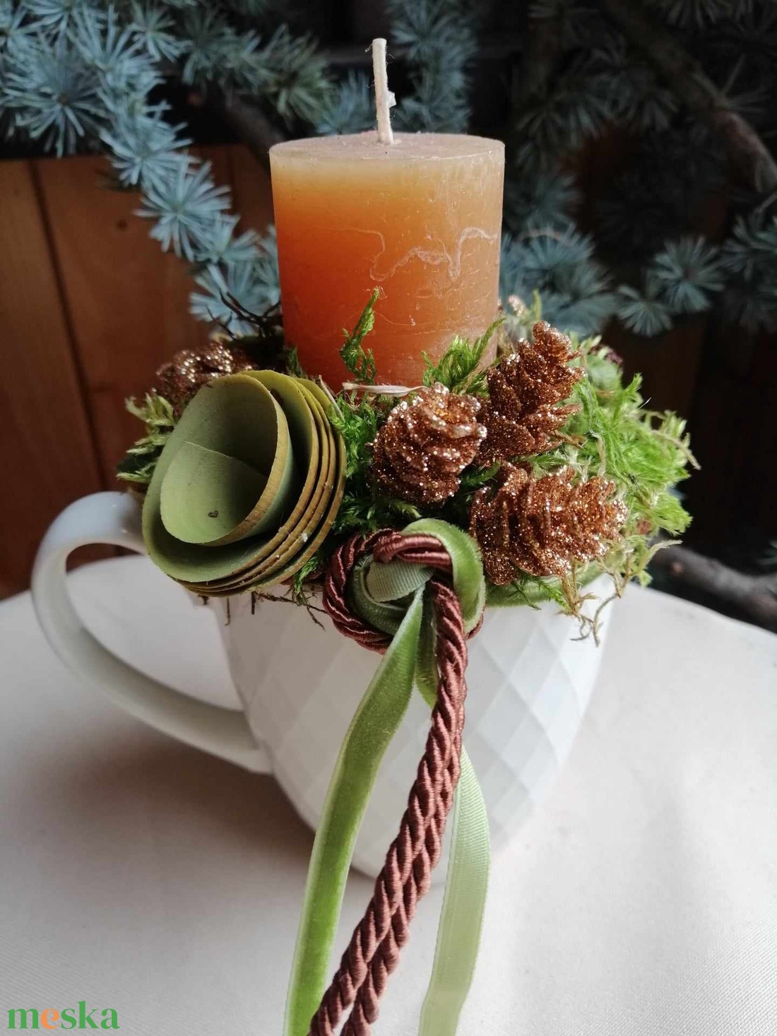 Karácsonyi asztaldísz fehér csészében,mézbarna gyertyával,mohával.bronz dekorral. - karácsony - adventi díszek - adventi asztaldísz - Meska.hu