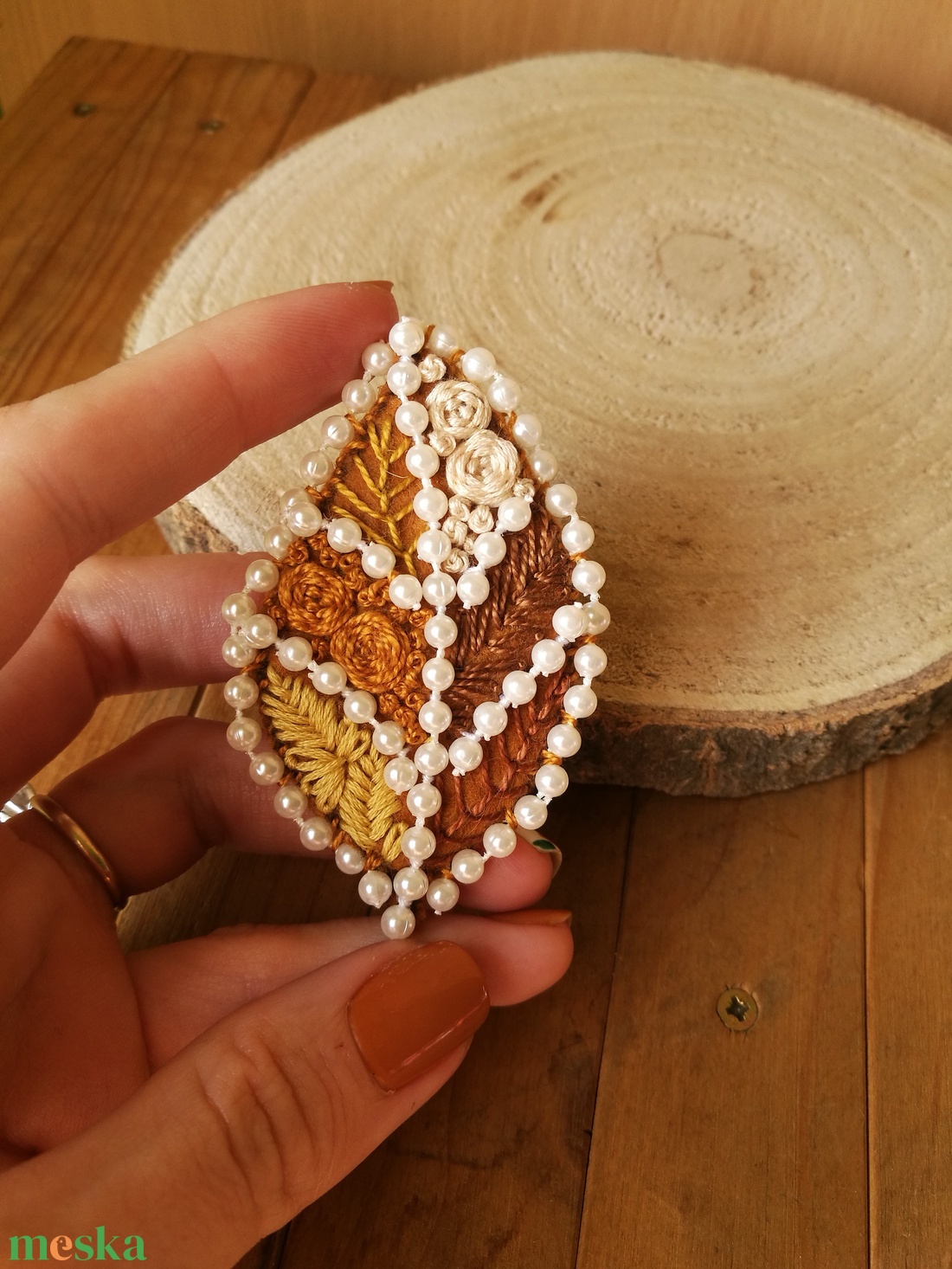 Kézzel hímzett, gyöngyös falevél bross - ékszer - kitűző és bross - kitűző - Meska.hu Kézzel hímzett, gyöngyös falevél bross - ékszer - kitűző és bross - kitűző - Meska.hu
