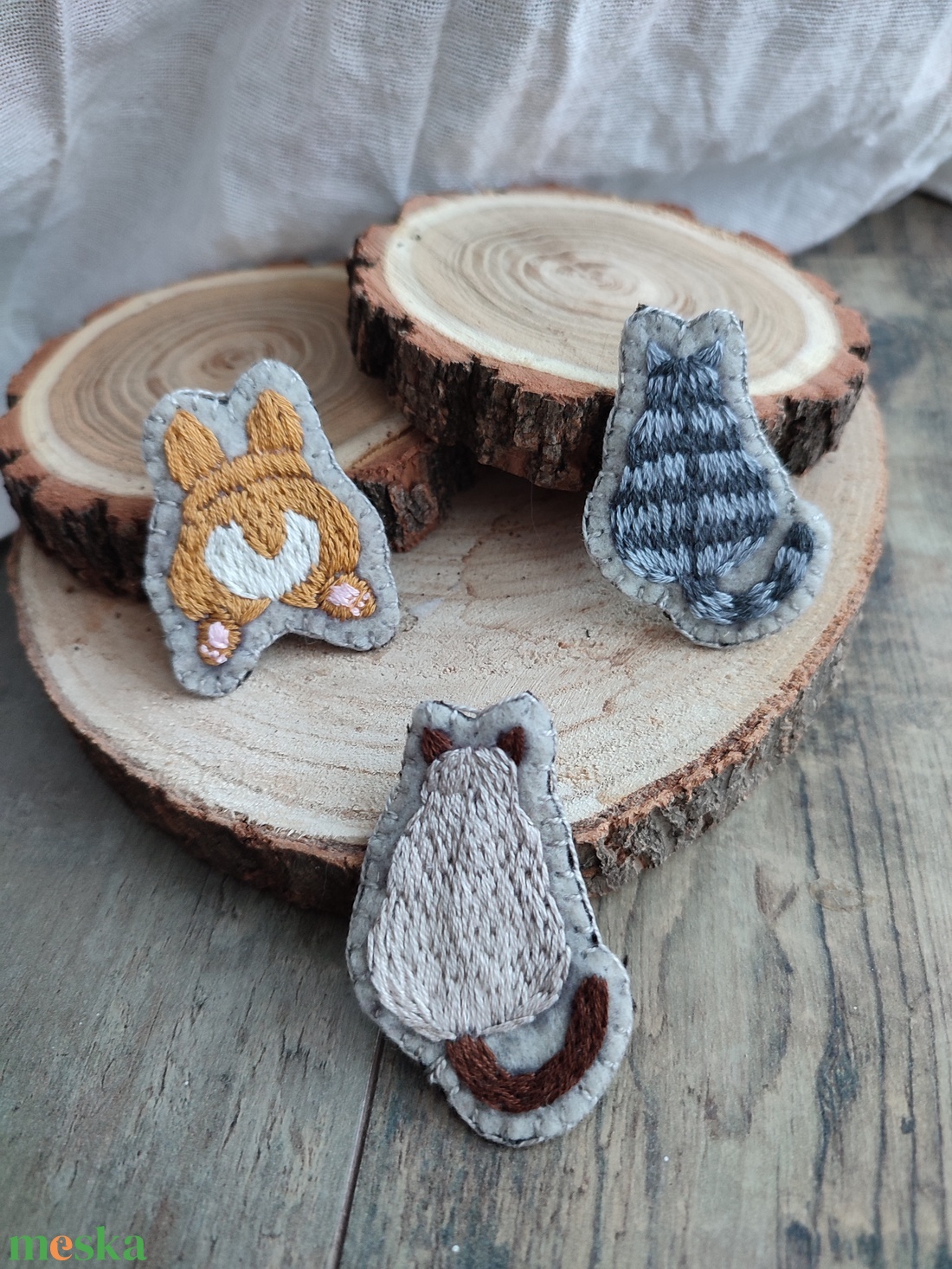 Kézzel hímzett cicás bross - ékszer - kitűző és bross - kitűző - Meska.hu Kézzel hímzett cicás bross - ékszer - kitűző és bross - kitűző - Meska.hu