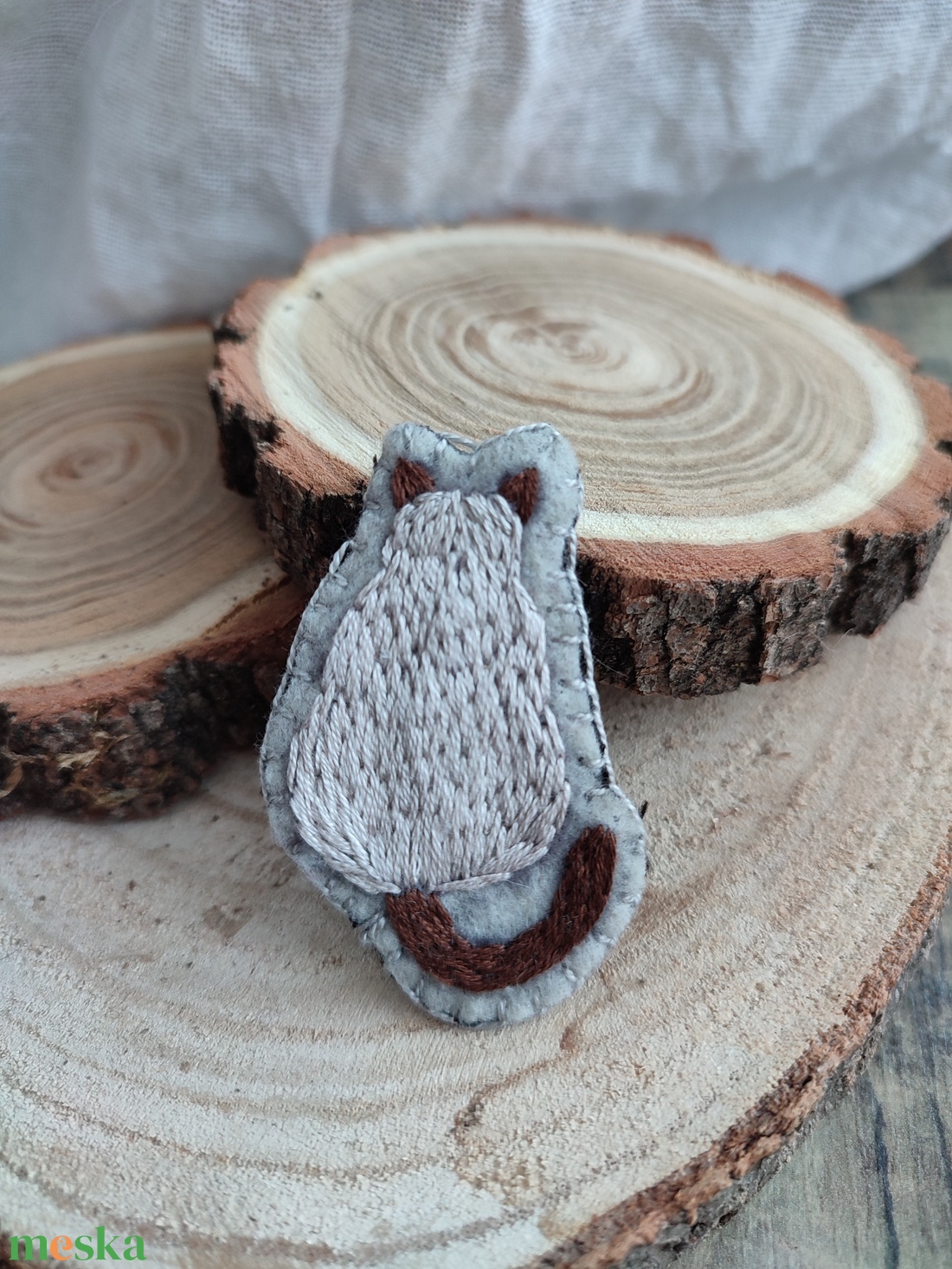Kézzel hímzett cicás bross - ékszer - kitűző és bross - kitűző - Meska.hu Kézzel hímzett cicás bross - ékszer - kitűző és bross - kitűző - Meska.hu