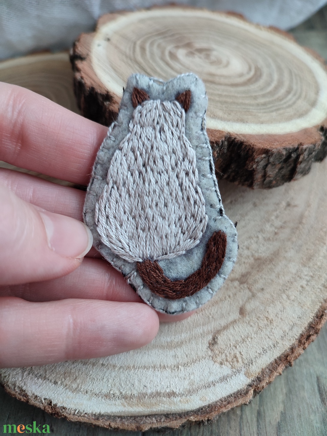 Kézzel hímzett cicás bross - ékszer - kitűző és bross - kitűző - Meska.hu Kézzel hímzett cicás bross - ékszer - kitűző és bross - kitűző - Meska.hu