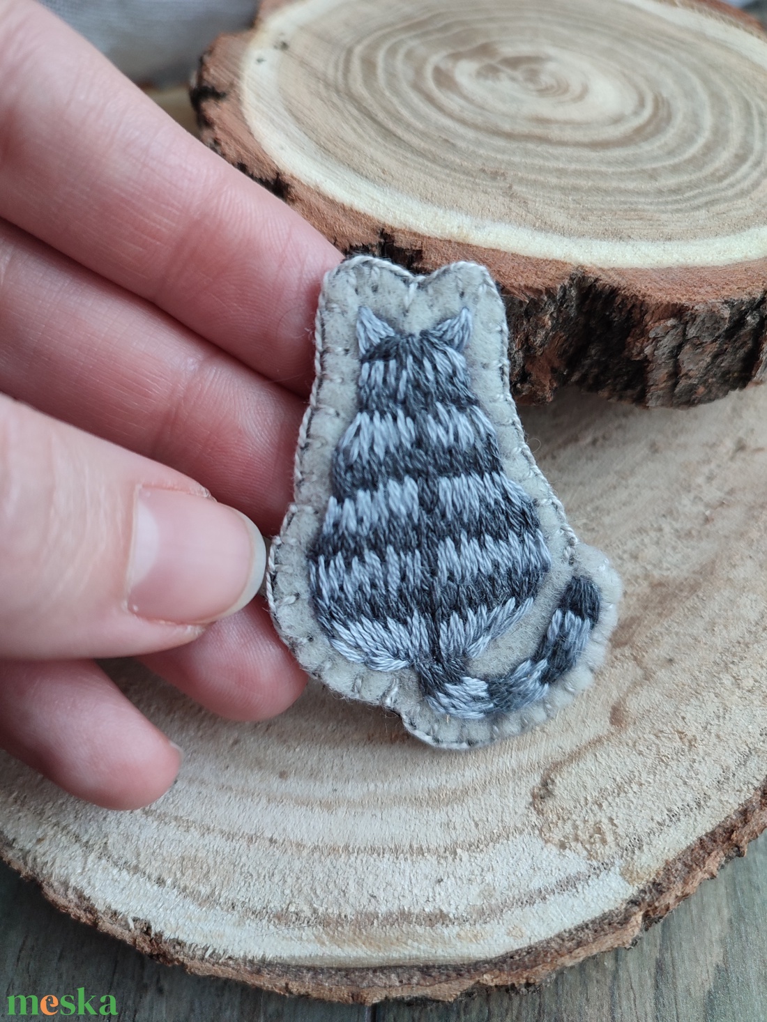 Kézzel hímzett cicás bross - ékszer - kitűző és bross - kitűző - Meska.hu Kézzel hímzett cicás bross - ékszer - kitűző és bross - kitűző - Meska.hu