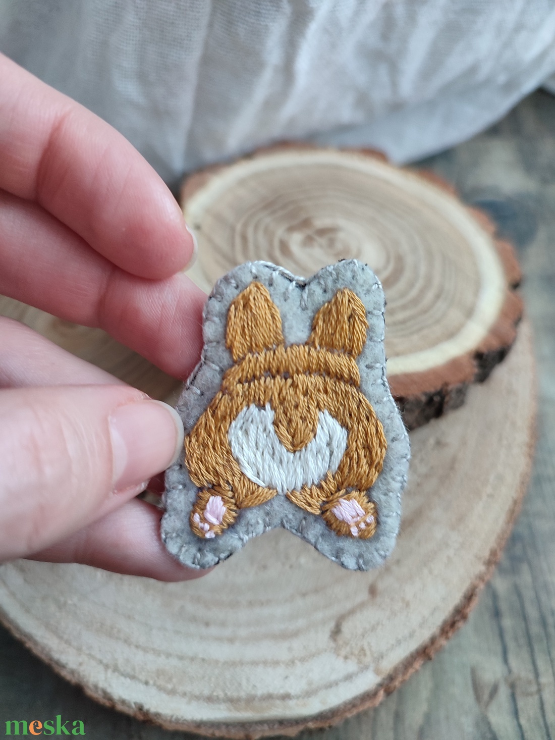 Kézzel hímzett corgie bross  - ékszer - kitűző és bross - kitűző - Meska.hu
