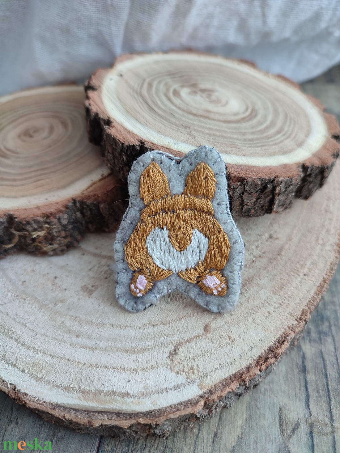 Kézzel hímzett corgie bross  - ékszer - kitűző és bross - kitűző - Meska.hu
