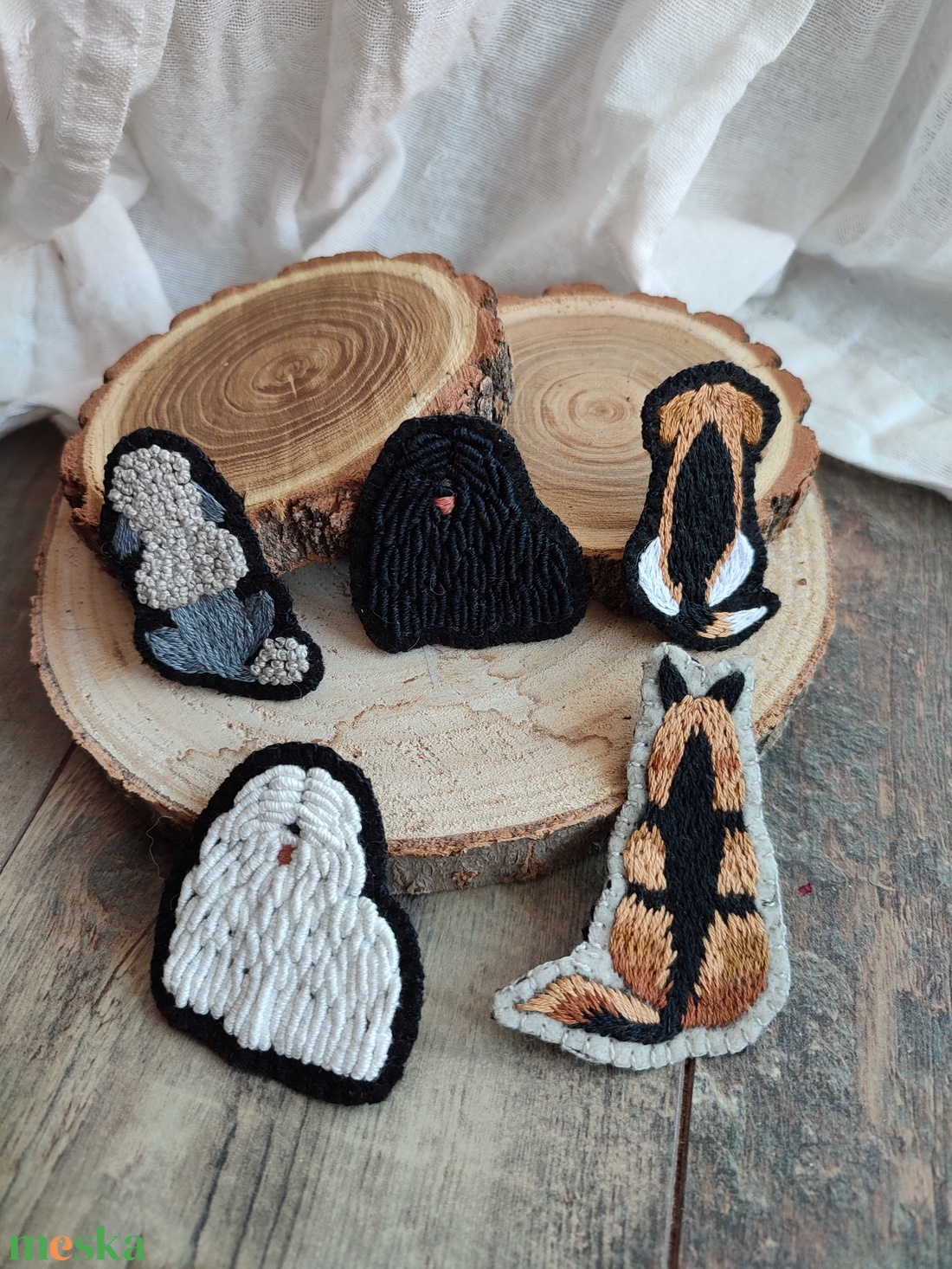 Kézzel hímzett komondor bross - ékszer - kitűző és bross - kitűző - Meska.hu Kézzel hímzett komondor bross - ékszer - kitűző és bross - kitűző - Meska.hu