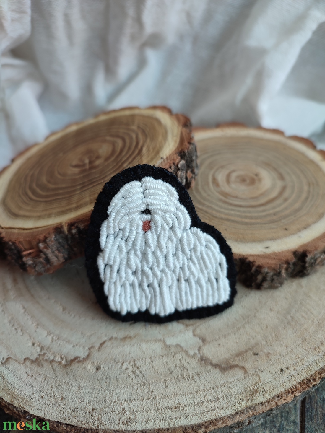 Kézzel hímzett komondor bross - ékszer - kitűző és bross - kitűző - Meska.hu Kézzel hímzett komondor bross - ékszer - kitűző és bross - kitűző - Meska.hu