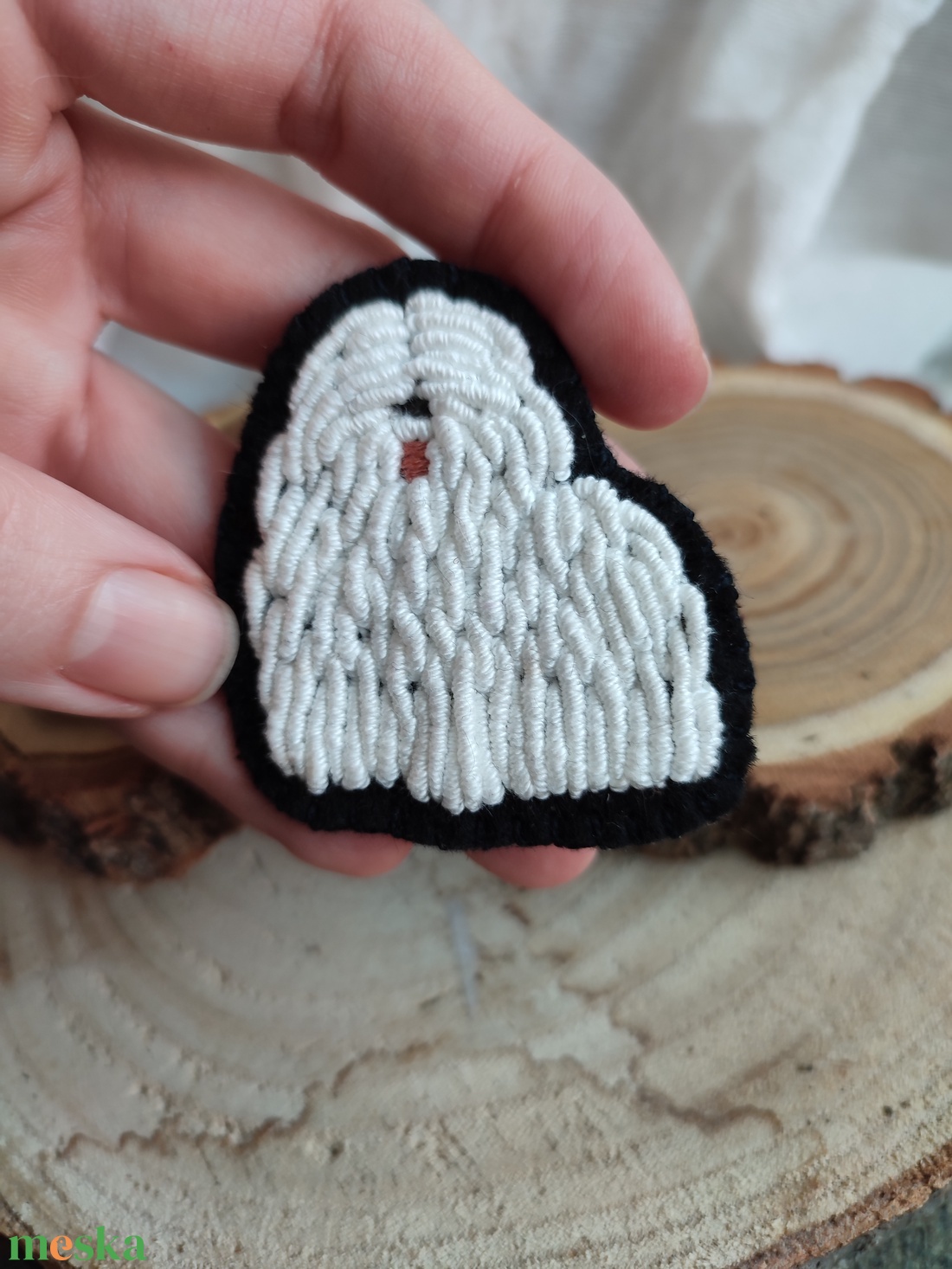 Kézzel hímzett komondor bross - ékszer - kitűző és bross - kitűző - Meska.hu Kézzel hímzett komondor bross - ékszer - kitűző és bross - kitűző - Meska.hu