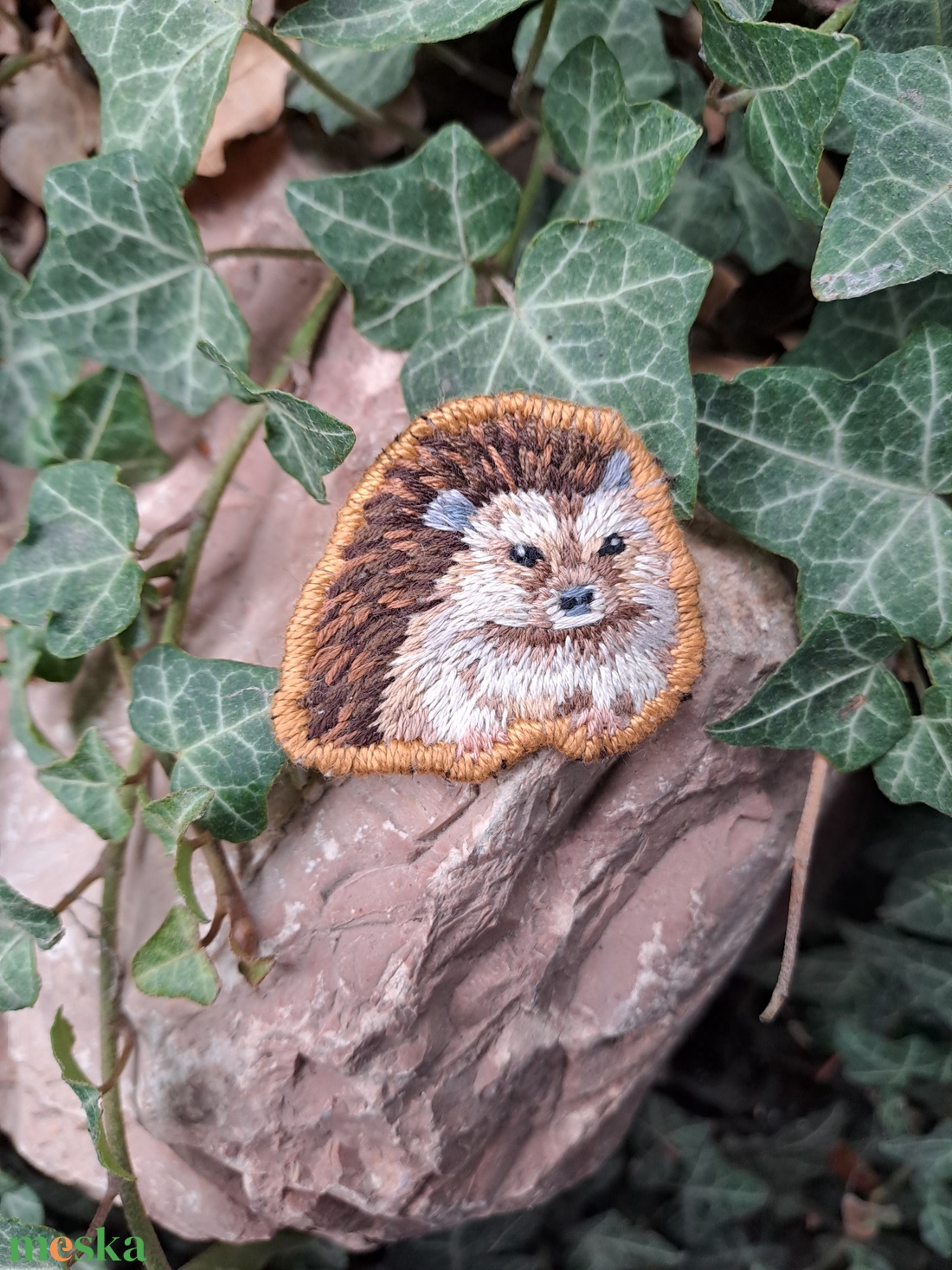 Kézzel hímzett süni bross - ékszer - kitűző és bross - kitűző - Meska.hu Kézzel hímzett süni bross - ékszer - kitűző és bross - kitűző - Meska.hu