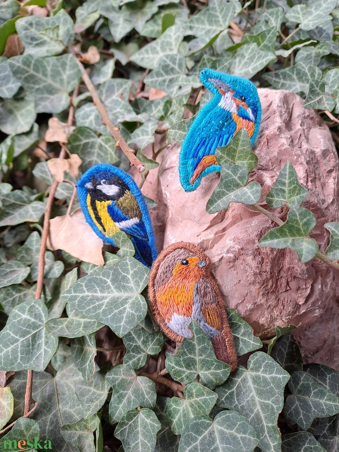 Kézzel hímzett széncinege bross - ékszer - kitűző és bross - kitűző - Meska.hu Kézzel hímzett széncinege bross - ékszer - kitűző és bross - kitűző - Meska.hu