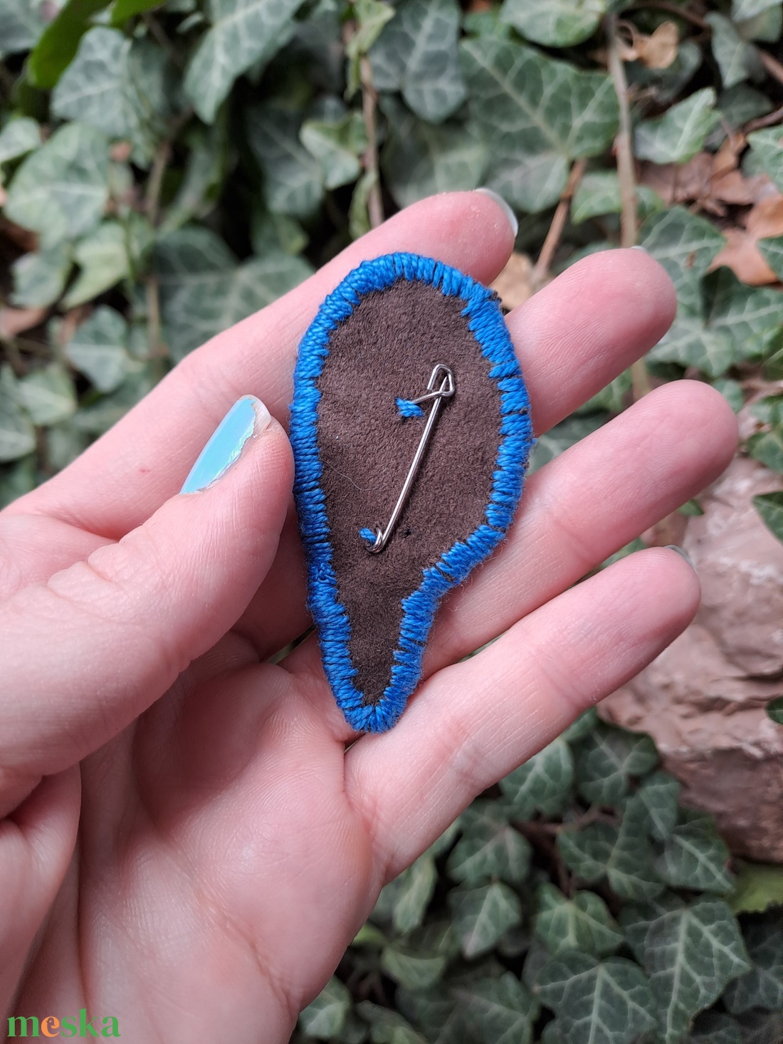 Kézzel hímzett széncinege bross - ékszer - kitűző és bross - kitűző - Meska.hu Kézzel hímzett széncinege bross - ékszer - kitűző és bross - kitűző - Meska.hu