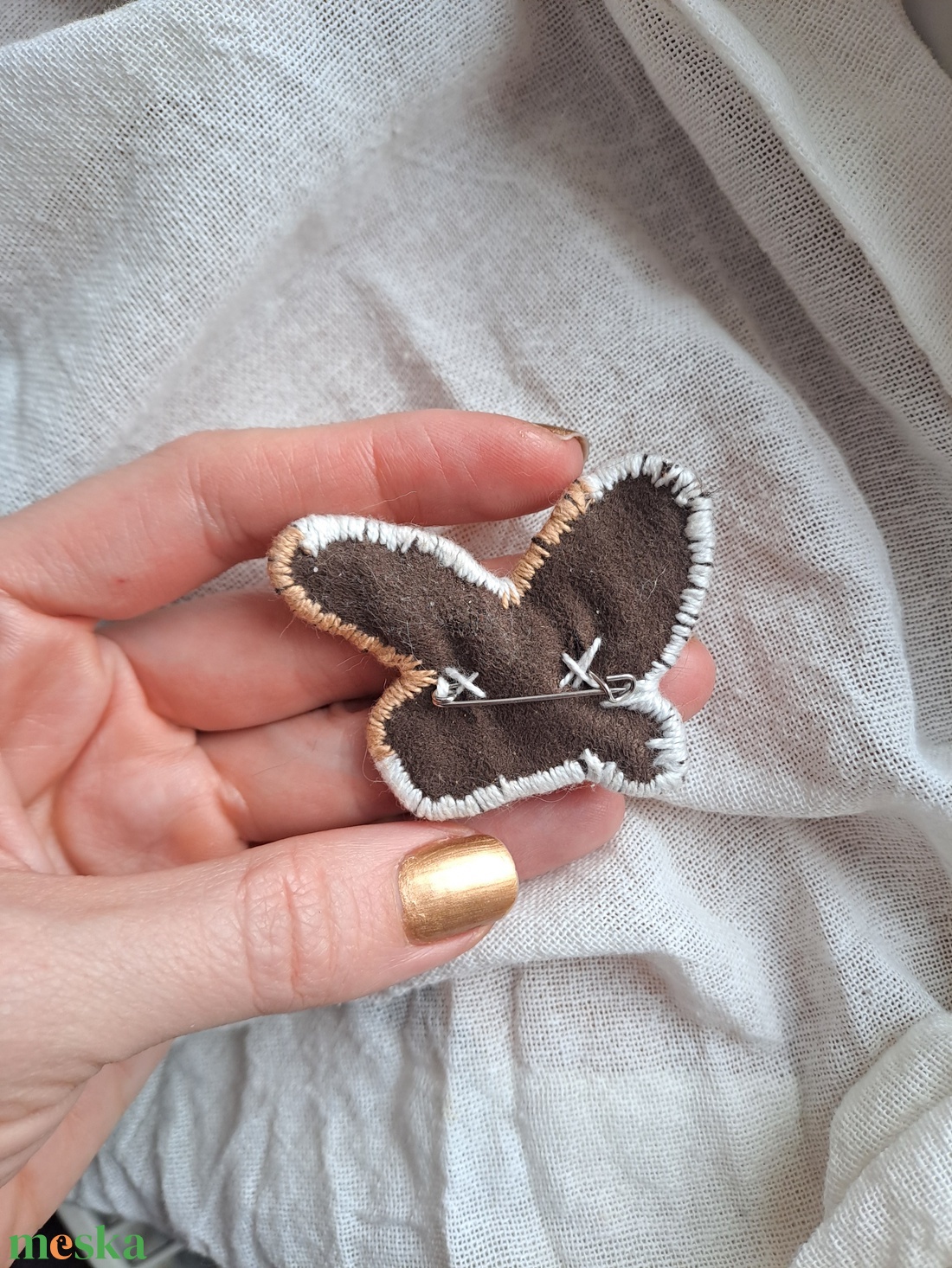 Kézzel hímzett gyöngybagoly bross - ékszer - kitűző és bross - kitűző - Meska.hu Kézzel hímzett gyöngybagoly bross - ékszer - kitűző és bross - kitűző - Meska.hu