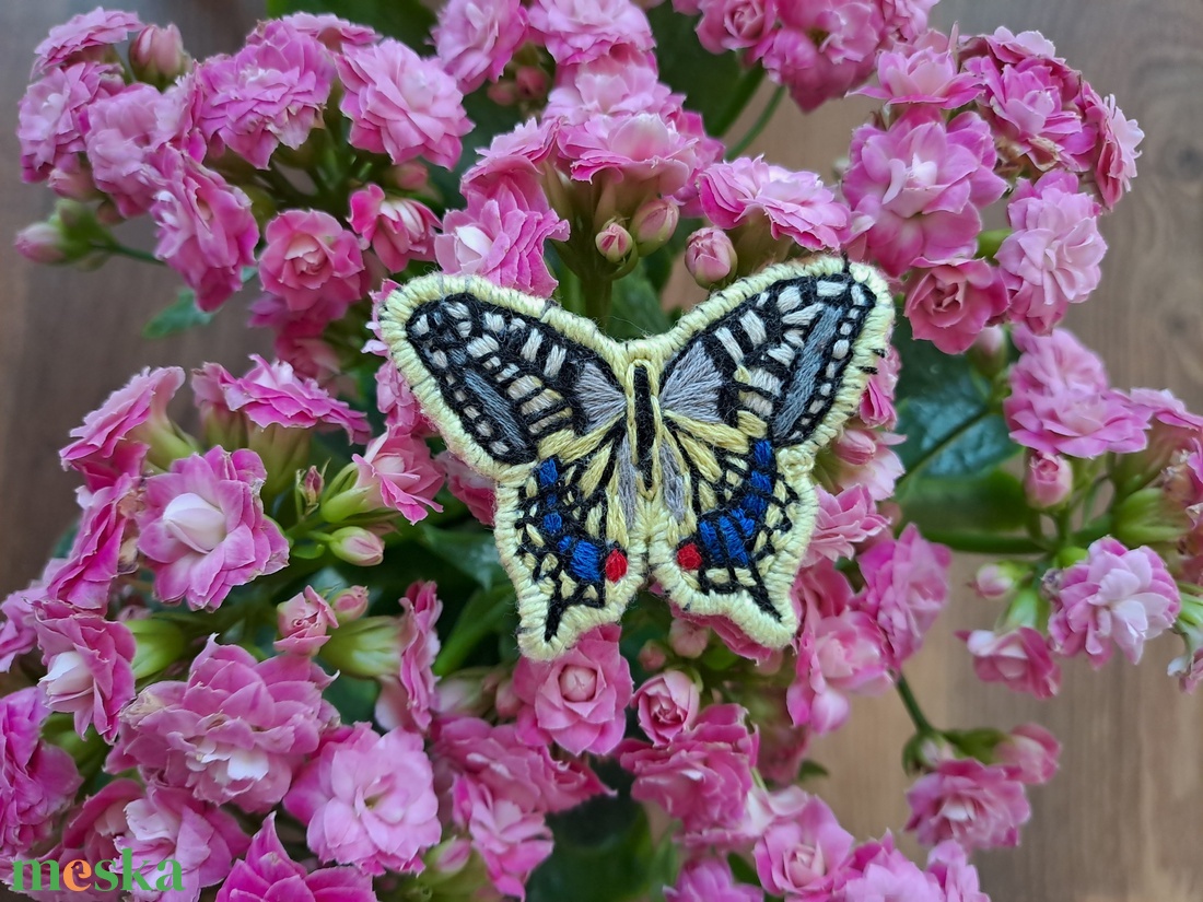 Kézzel hímzett pillangó bross - ékszer - kitűző és bross - kitűző - Meska.hu Kézzel hímzett pillangó bross - ékszer - kitűző és bross - kitűző - Meska.hu